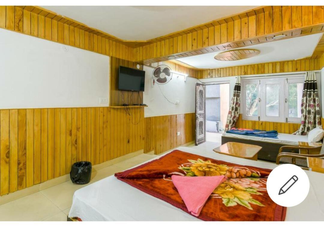 Tirthan Crest Homestay Banjār Pokoj fotografie
