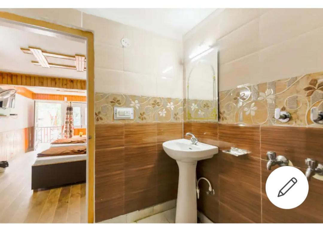 Tirthan Crest Homestay Banjār Exteriér fotografie