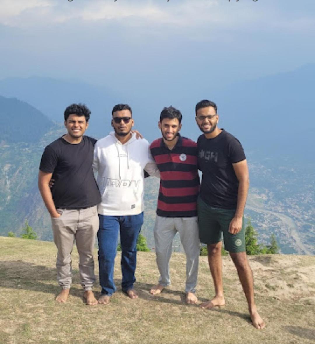 Tirthan Crest Homestay Banjār Exteriér fotografie