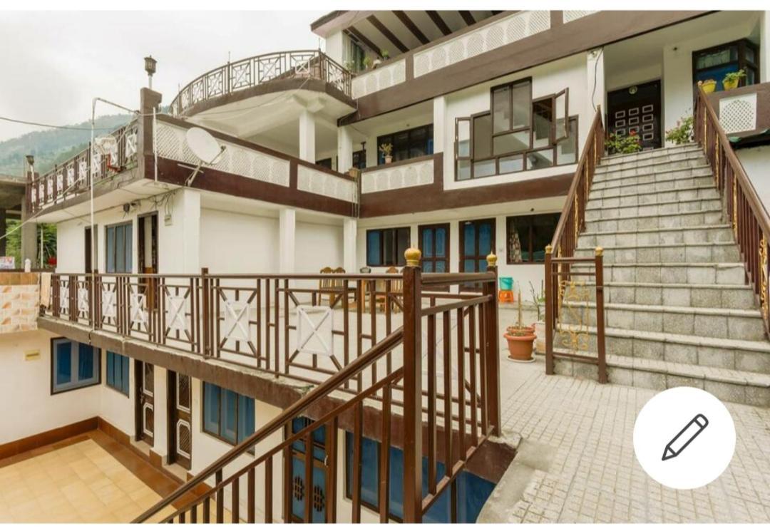 Tirthan Crest Homestay Banjār Exteriér fotografie