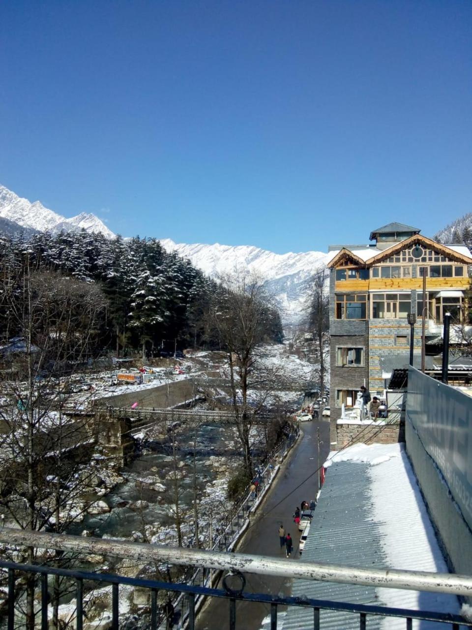 Tirthan Crest Homestay Banjār Exteriér fotografie