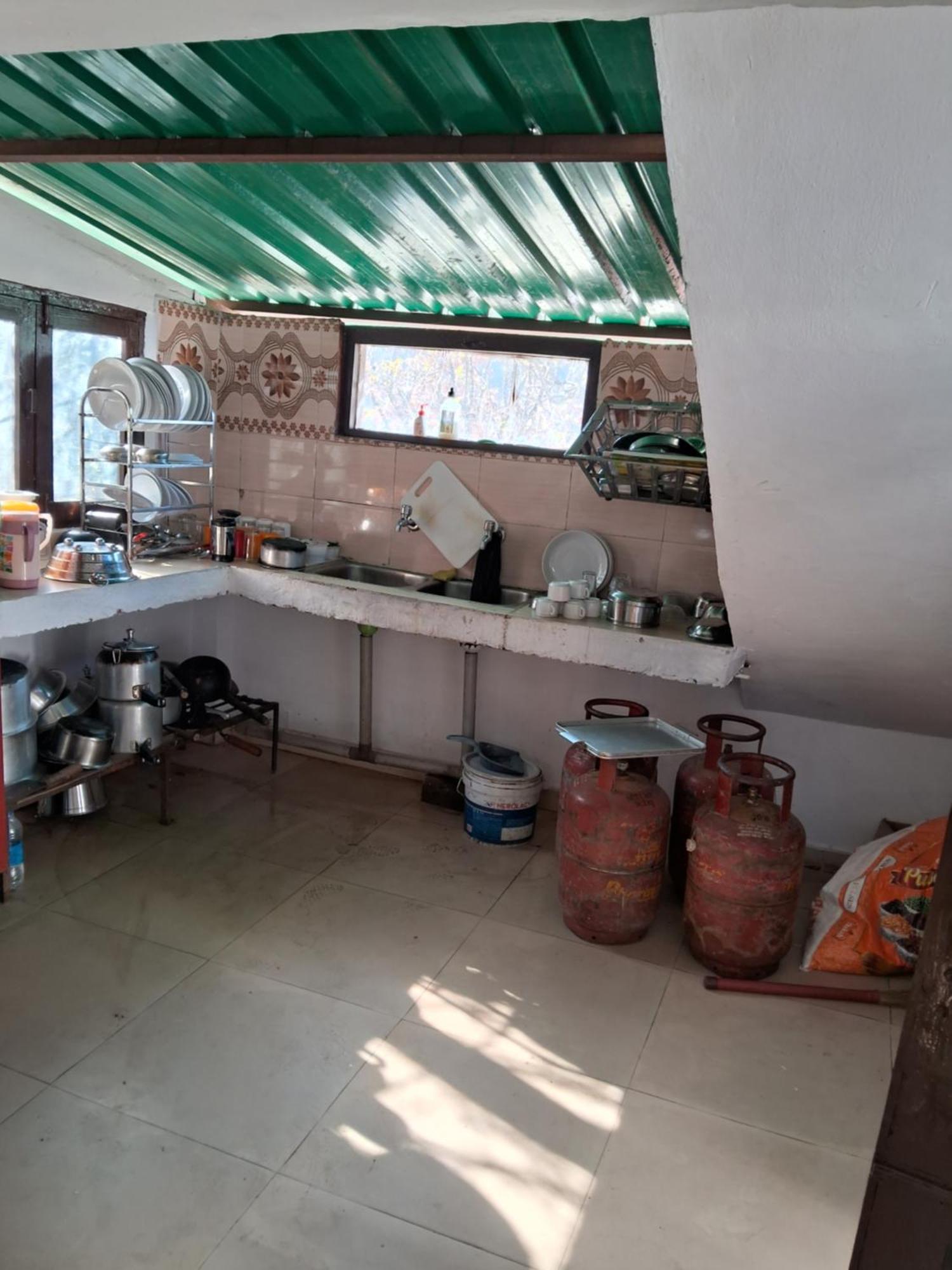 Tirthan Crest Homestay Banjār Exteriér fotografie